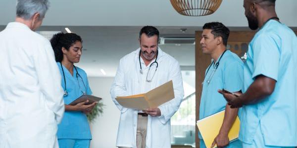 Grupo de médicos trabajando en un hospital