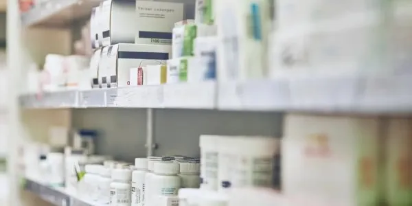 Estanterías con medicamentos