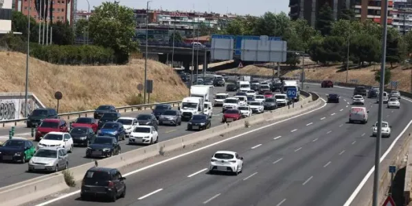 Vehículos en la segunda operación salida del verano en la A-5.