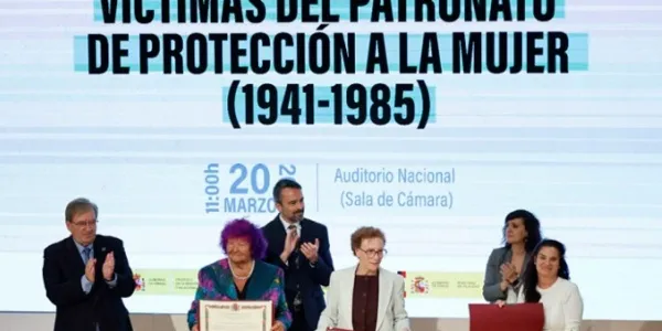 Foto de archivo de tres mujeres recogiendo el reconocimiento del Gobierno a las 53 mujeres víctimas del Patronato de Protección de la Mujer. 
