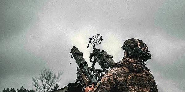 Una pieza de artillería Maxim, en busca de drones rusos en el cielo de Ucrania