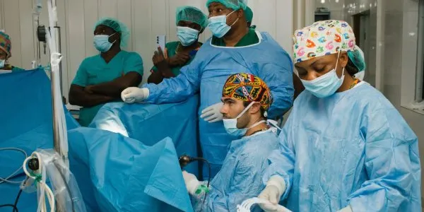 Pablo Juarez del Dago cirujano especialista en urología, durante su viaje a Camerún con la Fundación Urointec