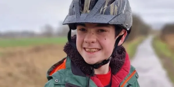 Oran Knowlson, el primer niño que recibe un implante cerebral