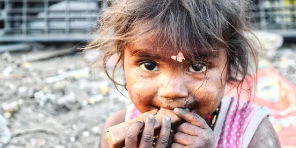 Niña comiendo un trozo de pan