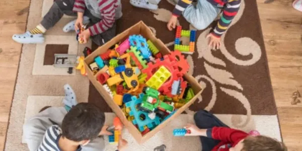 Un grupo de niños de un centro residencial en Rumanía juegan con sus juguetes.
