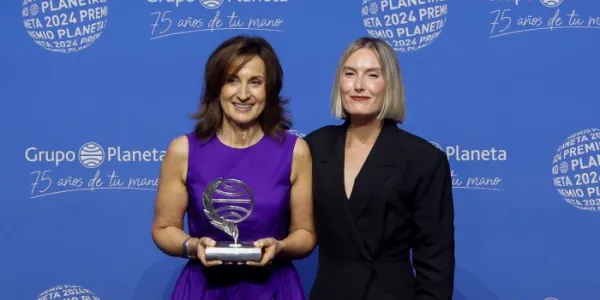 Paloma Sánchez-Garnica con el Premio Planeta