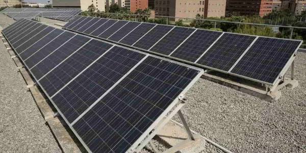 Los institutos valencianos abastecerán con energía solar a sus familias vulnerables