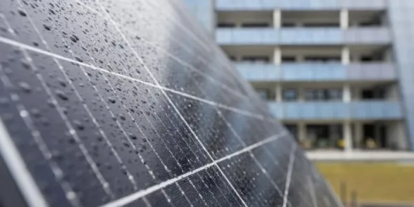 Paneles solares que crean energía con gotas de lluvia también