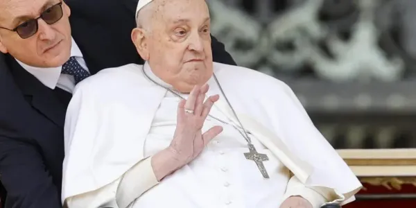 El papa Francisco en su aparición este domingo en la plaza San Pedro. 