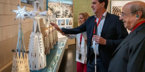 Una persona ciega conoce maquetas táctiles de la Sagrada Familia
