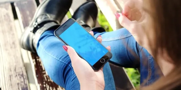 Mujer con un iPhone en la mano