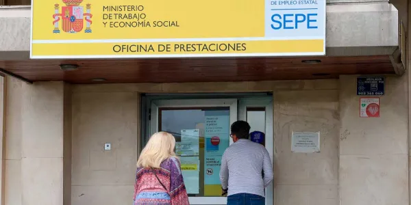 Dos personas en la puerta del SEPE