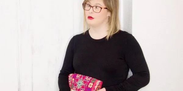 Paola Torres con un bolso de mano con estampado Patchwork