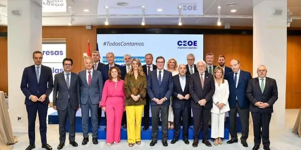 Foto de familia de la jornada empresarial sobre absentismo