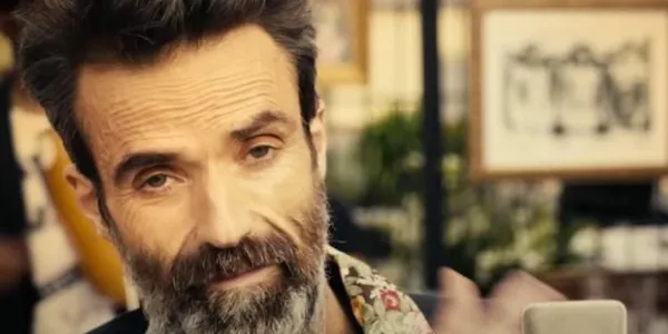 Imagen del videoclip 'Eso que tú me das' de Pau Donés, disco Tragas o Escupes