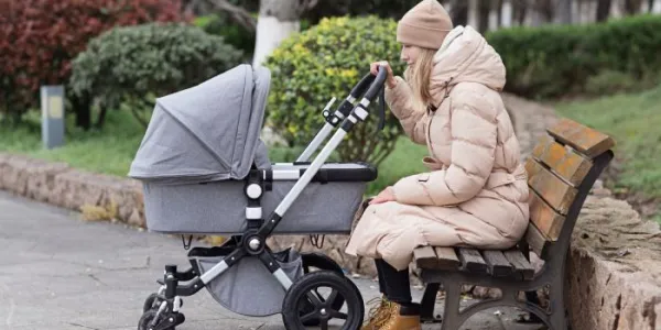 Mujer con un carrito de bebé