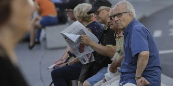 Pensionistas esperando sus ayudas