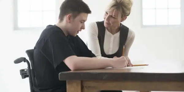 Joven con discapacidad y su terapeuta