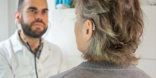 Mujer con discapacidad auditiva en una consulta médica 