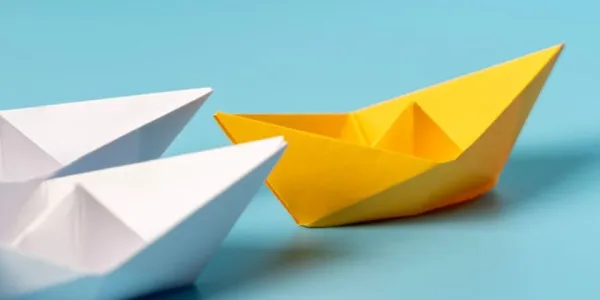 Barcos de papel de color amarillo y blanco