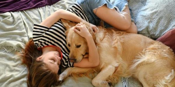 Una joven con su perro