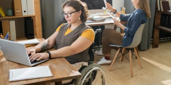 Persona con discapacidad trabajando