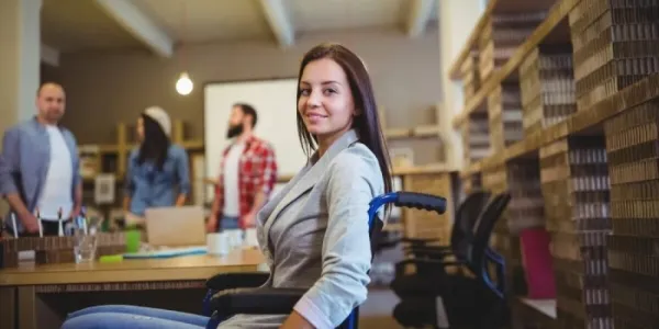 Mujer con discapacidad trabajando en su negocio