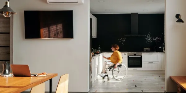 Mujer con discapacidad en la cocina de su casa