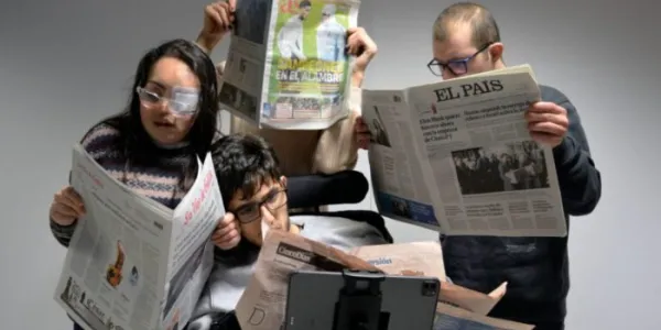Varias personas leyendo la prensa 
