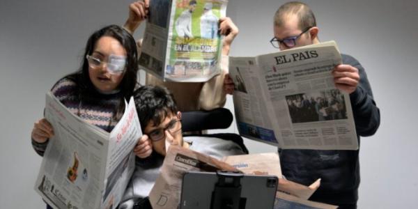 Varias personas leyendo la prensa 