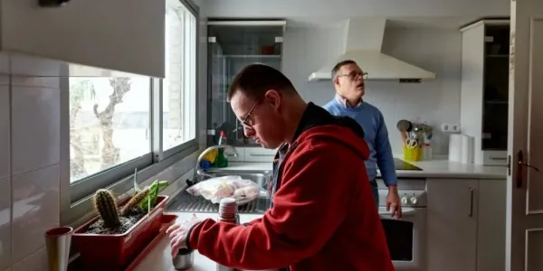 Dos personas con discapacidad intelectual, en una vivienda de la Fundación Gil Gayarre, entidad de Plena Inclusión