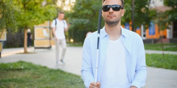 hombre con discapacidad visual 