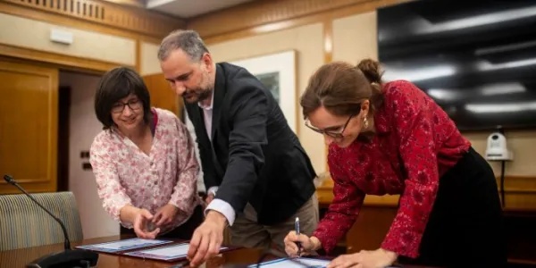 La ministra de Sanidad durante la firma del manifiesto 'Avanzar hacia municipios más habitables y saludables'