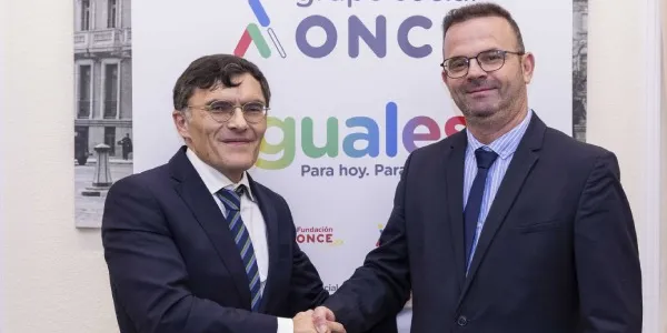 Alberto Durán, vicepresidente ejecutivo de Fundación ONCE, y Roberto Suárez, presidente de la CNSE