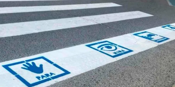 Paso de peatones con pictogramas 