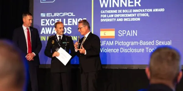 Entrega del galardón a la Policía española