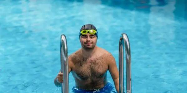 Persona con discapacidad intelectual saliendo de una piscina