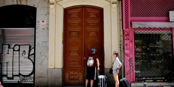 Gente llegando a pisos turísticos