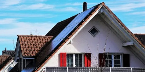 Placas solares en el tejado de una vivienda