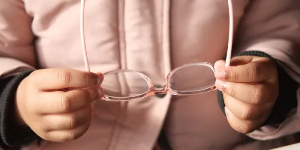 Un niño sujeta unas gafas