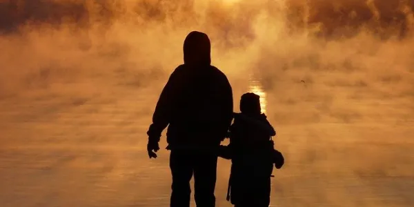 Familia durante una puesta de sol