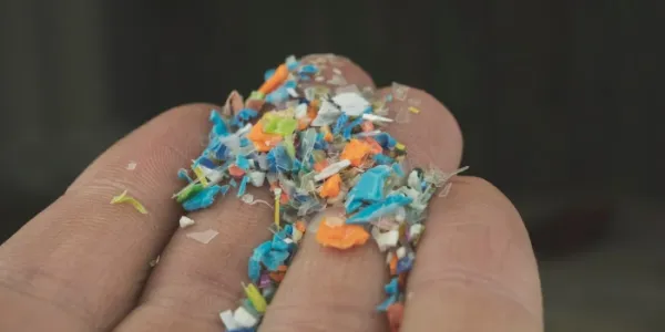 Partículas microplásticas en una mano  