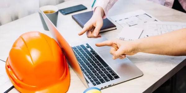 Manos de una persona trabajando con un ordenador