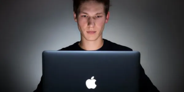 Joven con un ordenador portátil