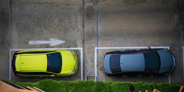 Dos coches aparcados