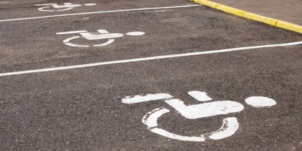 Plazas de aparcamiento para personas con discapacidad | Foto de 123RF/vera1703