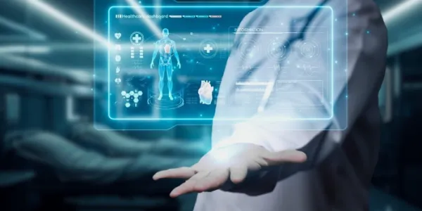 Un médico analiza una radiografía de alta tecnología sanitaria