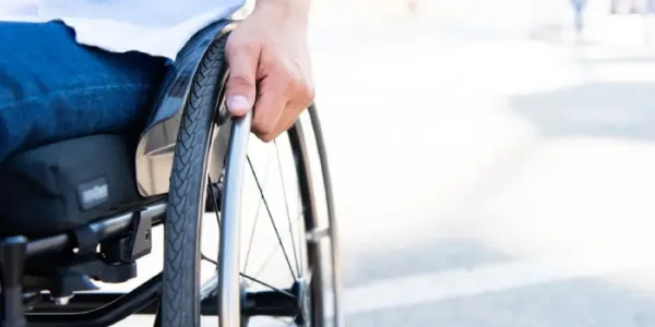 Una persona en silla de ruedas