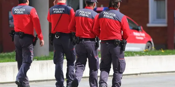 Policía Foral de espaldas