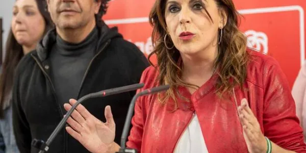 Ángeles Férriz, portavoz adjunta del PSOE en el Parlamento de Andalucía en rueda de prensa diciendo que esta "Hasta el moño de puteros y acosadores"